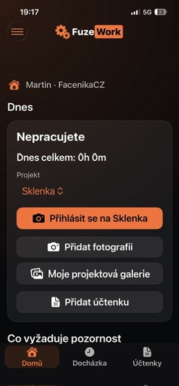Pracovník připravený zahájit směnu fotografií na projektu